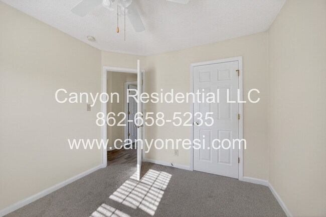 Building Photo - 2035 Ardmore Village Ln