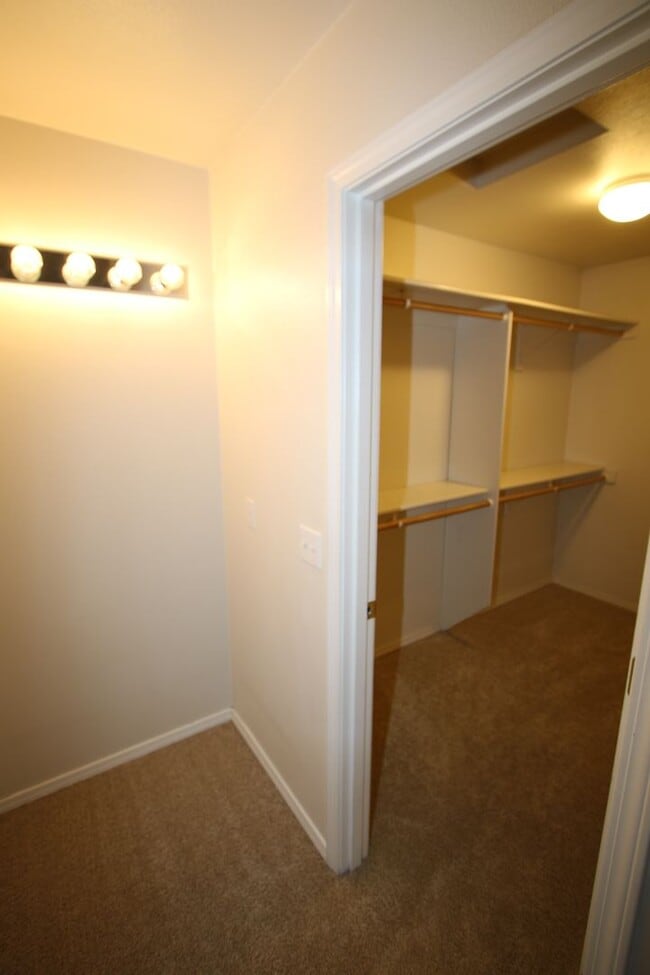 Building Photo - 3 Bedroom Eagle River Townhouse!