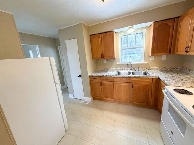 Building Photo - VIDEO WALK THROUGH Two Bedroom Home in an Excellent Neighborhood