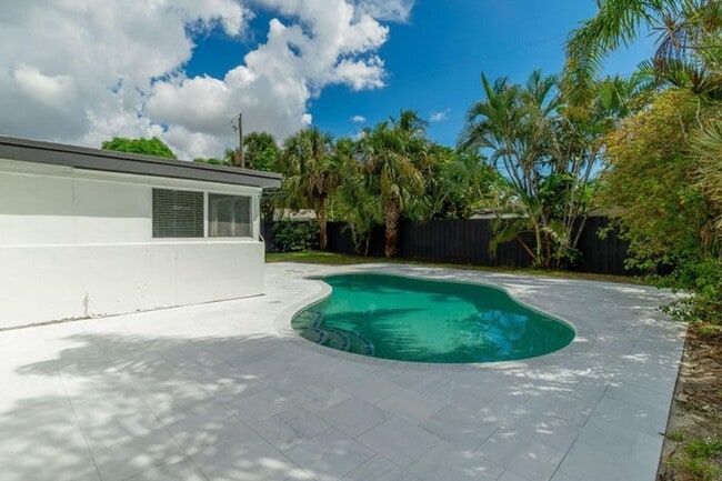 Building Photo - 4330 NE 13th Ave