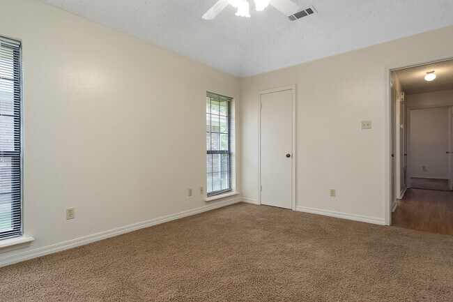 Building Photo - 5602 Pampus Ln