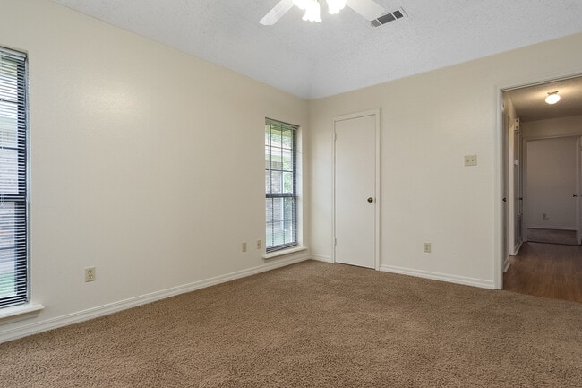 Building Photo - Beautiful 3 bedroom / 2 bath