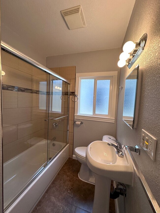 Building Photo - 2 Bed 1 Bath House in Oakland - Coming soon!!!