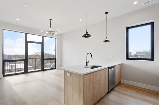 Building Photo - 2505 W Farragut Ave