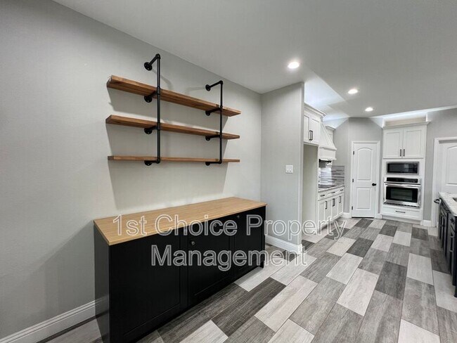 Building Photo - 5413 Harrys Pl