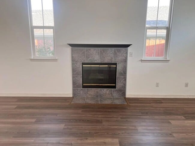 Building Photo - 3 Bedroom, 2 Bath Home with attached 2 car garage