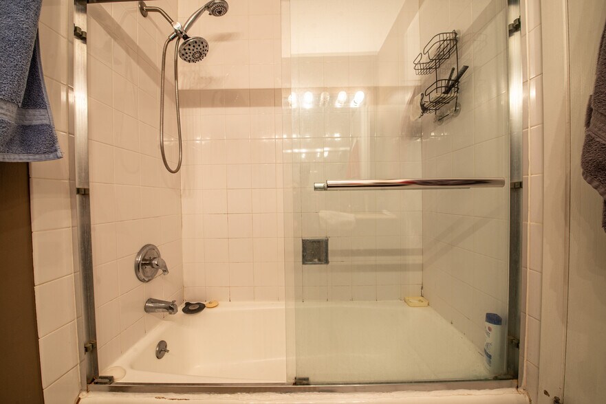 Building Photo - 5525 N Chester Ave