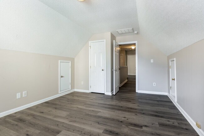 Building Photo - 1623 Oak Knoll Ln