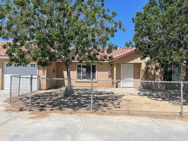 Building Photo - 9236 Peach Ave