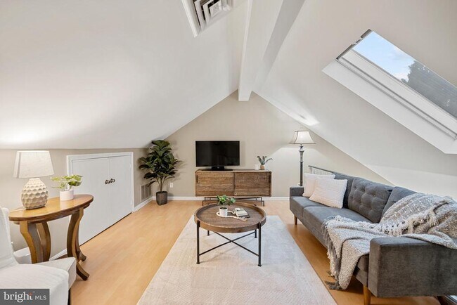 Building Photo - 1403 E Abingdon Dr