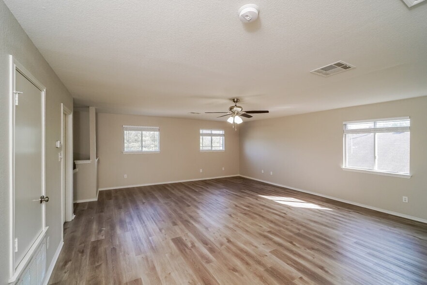 Building Photo - 117 Mood Lake Dr