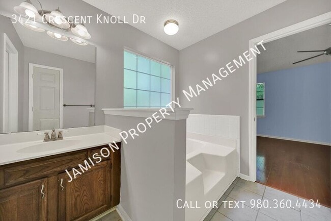 Building Photo - 3421 Crescent Knoll Dr