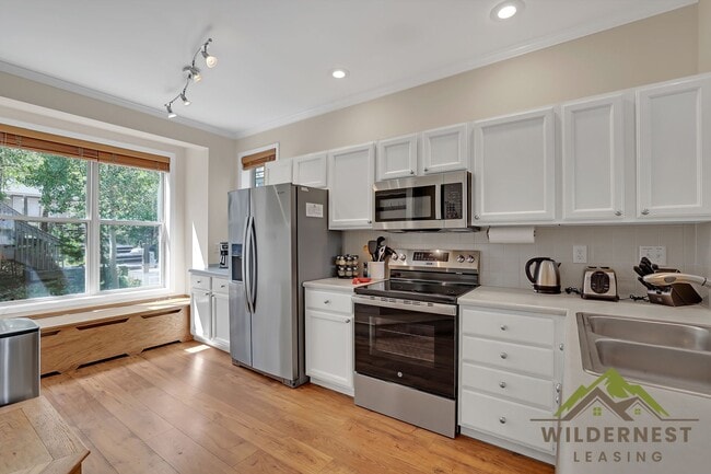 Building Photo - Winter Rental- HOT TUB, Quiet townhome with hot tub and two living areas