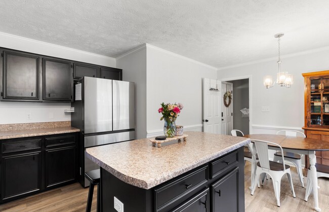 Building Photo - NEW LISTING!!!!!