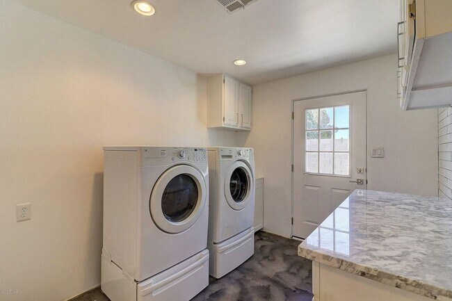 Building Photo - Fabulous, Remodeled Top to Bottom house!!!!
