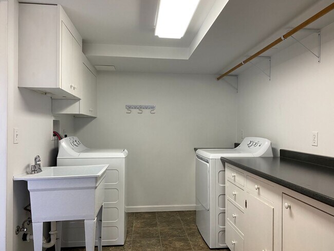 Building Photo - Home With Amazing River Views!