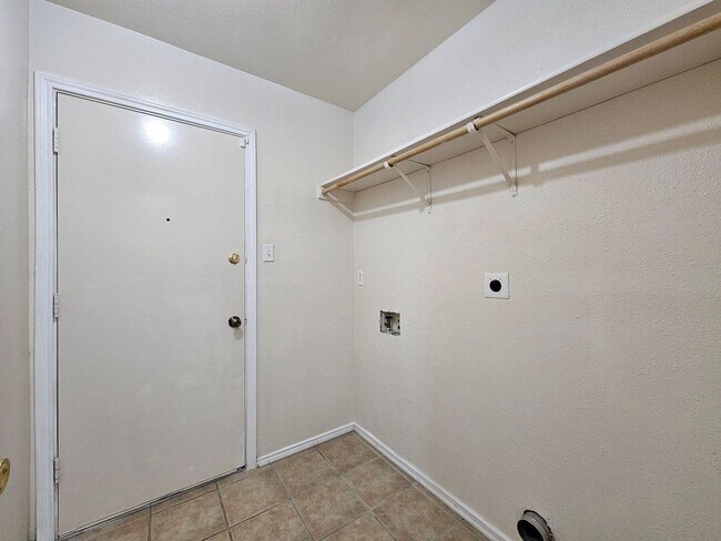 Building Photo - 602 Del Mar Dr