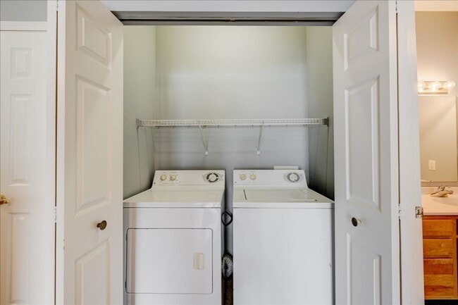 Building Photo - **Swimming Pool*****1 Bed 1 Bath******Cross Pointe Business Park*****LAKE VIEW AVAILABLE