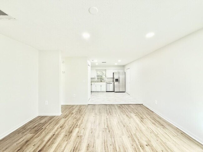 Building Photo - 11705 North Dr