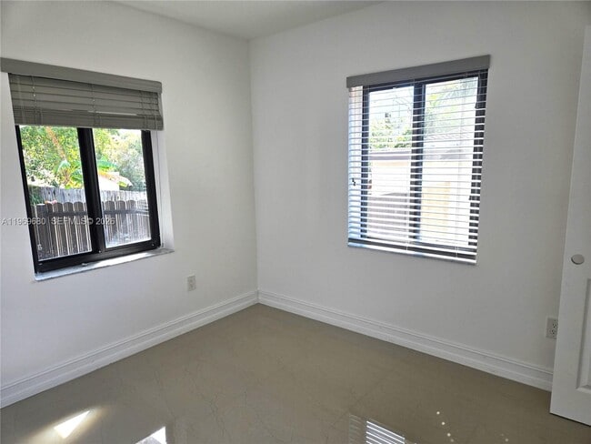 Building Photo - 323 SW 31st Ct