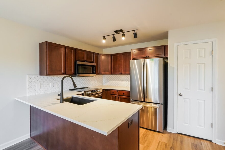 Building Photo - 125 Summerlake Pl