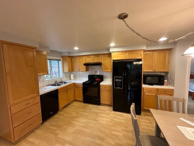 Building Photo - Large and bright 1 Bedroom in Glenshire