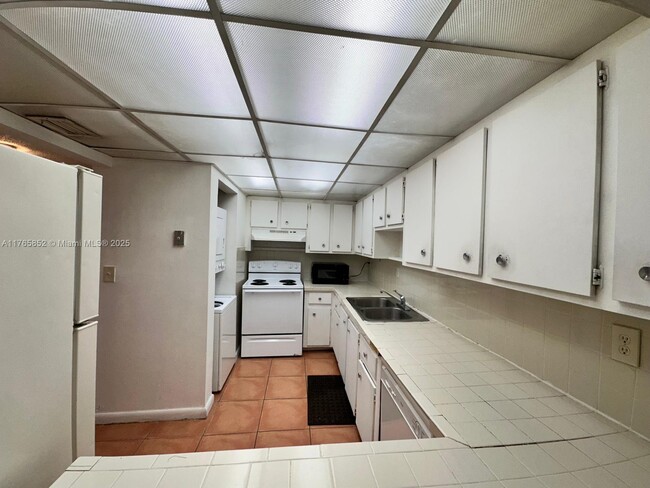 Building Photo - 10000 NW 80th Ct