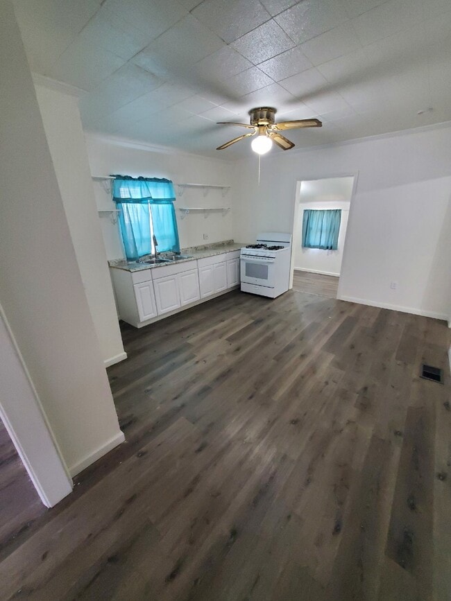 Building Photo - 2 Bedroom on Powell Ave