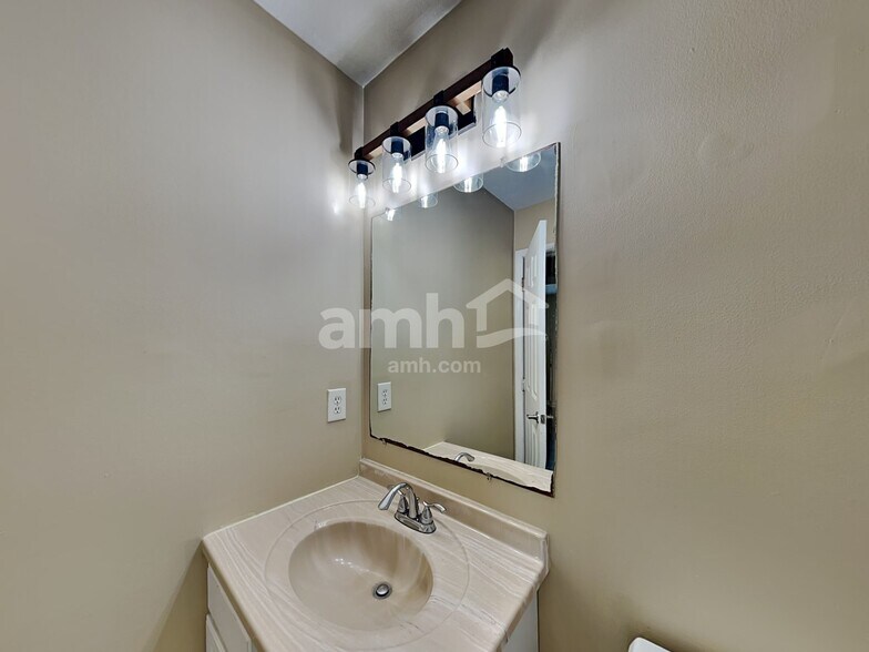 Building Photo - 5505 Dietrich Ave