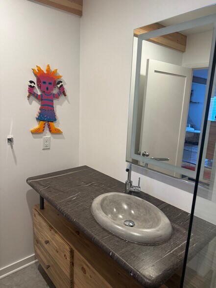 Building Photo - 342 S Mount Vernon Ave