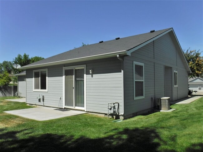 Building Photo - Adorable 2 bed 2 bath Town Home in a quiet...