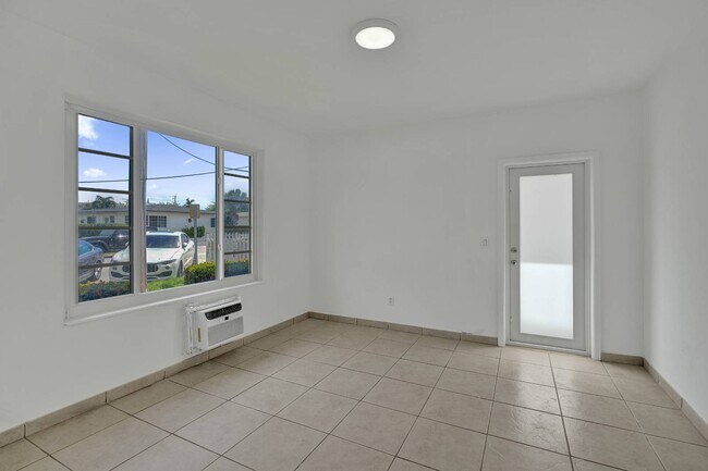 Building Photo - 2160 Bay Dr