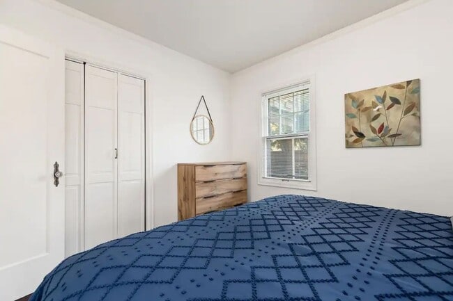 Building Photo - 2 Bed, 1 Bath in the Irvington Neighborhood!