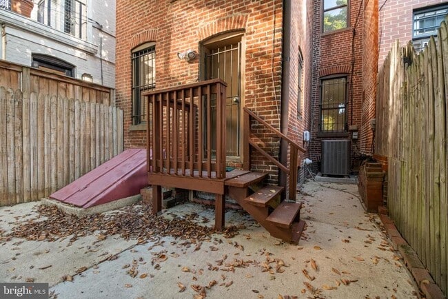 Building Photo - 1522 Swann St NW