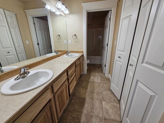 Building Photo - Very Nice - 3 Bed 2.5 Bath Townhouse