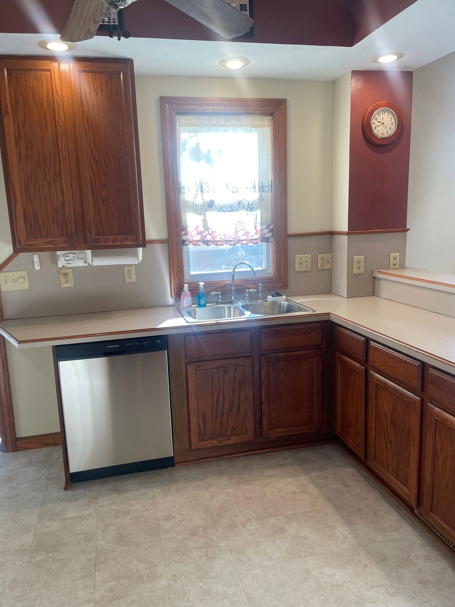 Building Photo - 206 Wales Rd NE