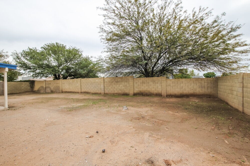 Building Photo - 7827 W Shangri La Rd