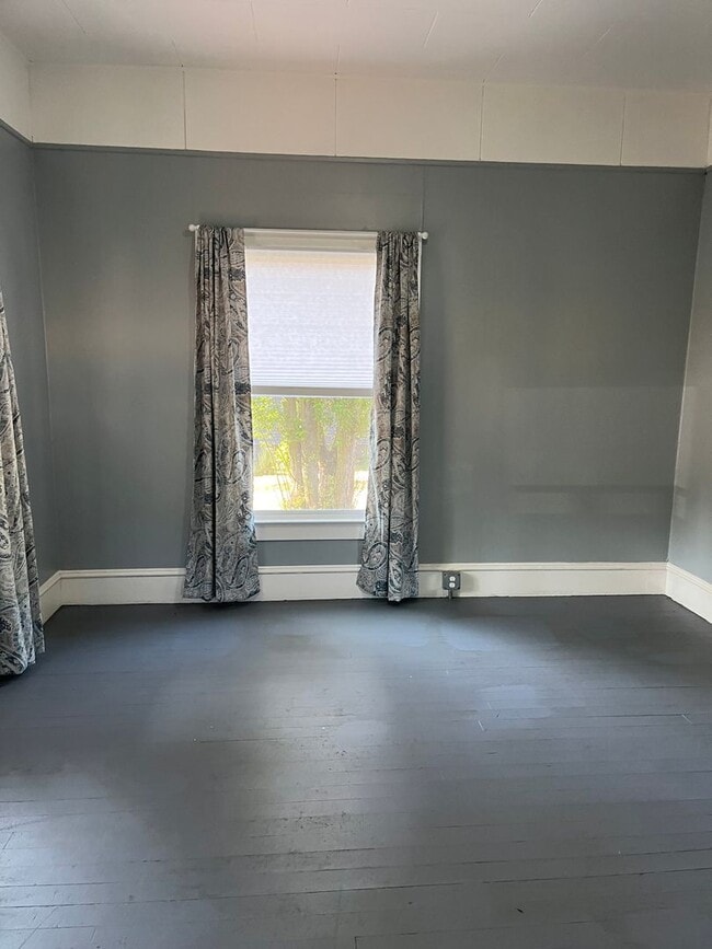 Building Photo - Cute and clean 2 Bedroom 1 Bathroom home in the heart of Roseburg.