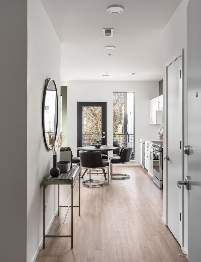 Building Photo - Stunning one bedroom unit in The Wedgewood section of town.