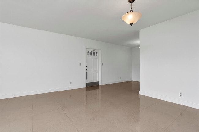 Building Photo - 1049 NW 30th Ct