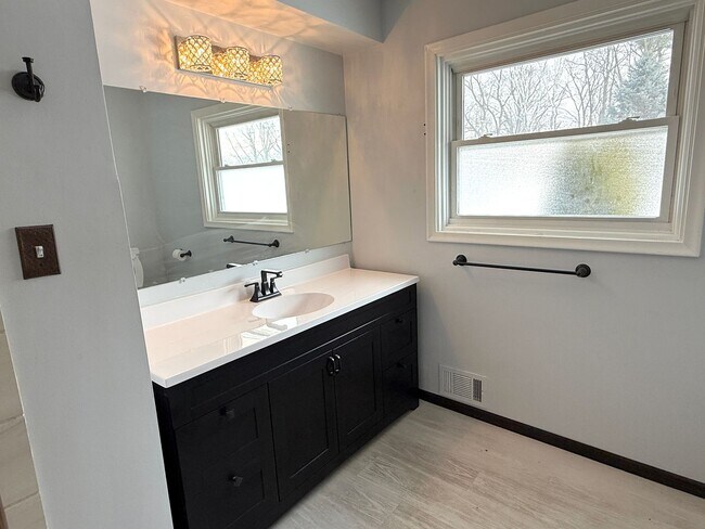 Building Photo - Move-In Ready 2 bedroom, 1.5 bathroom Home in Livonia