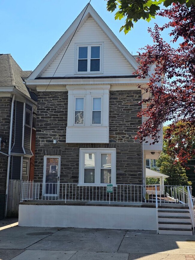 Primary Photo - 420 W 22nd St