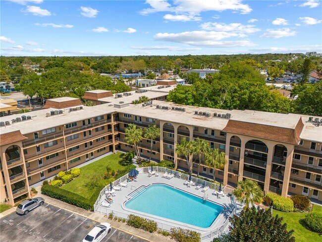 Building Photo - 2525 W Bay Dr