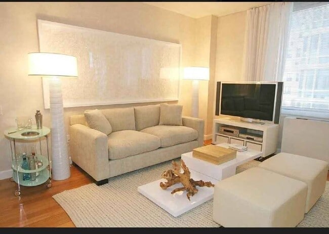 Building Photo - 320 W 38th St