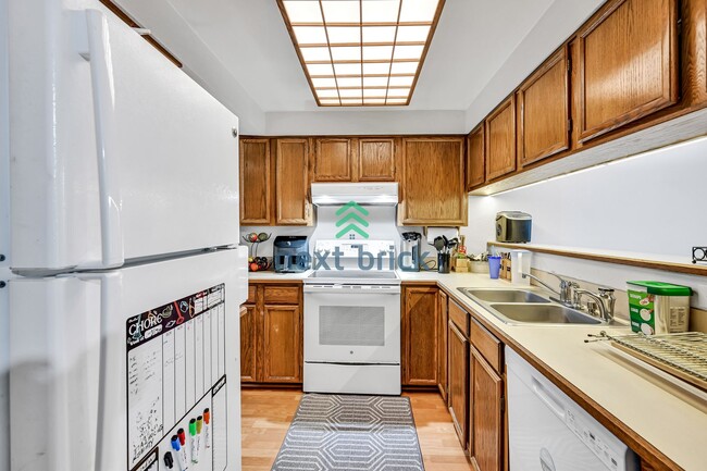 Building Photo - 3 BED & 1.5 BATH FOR RENT