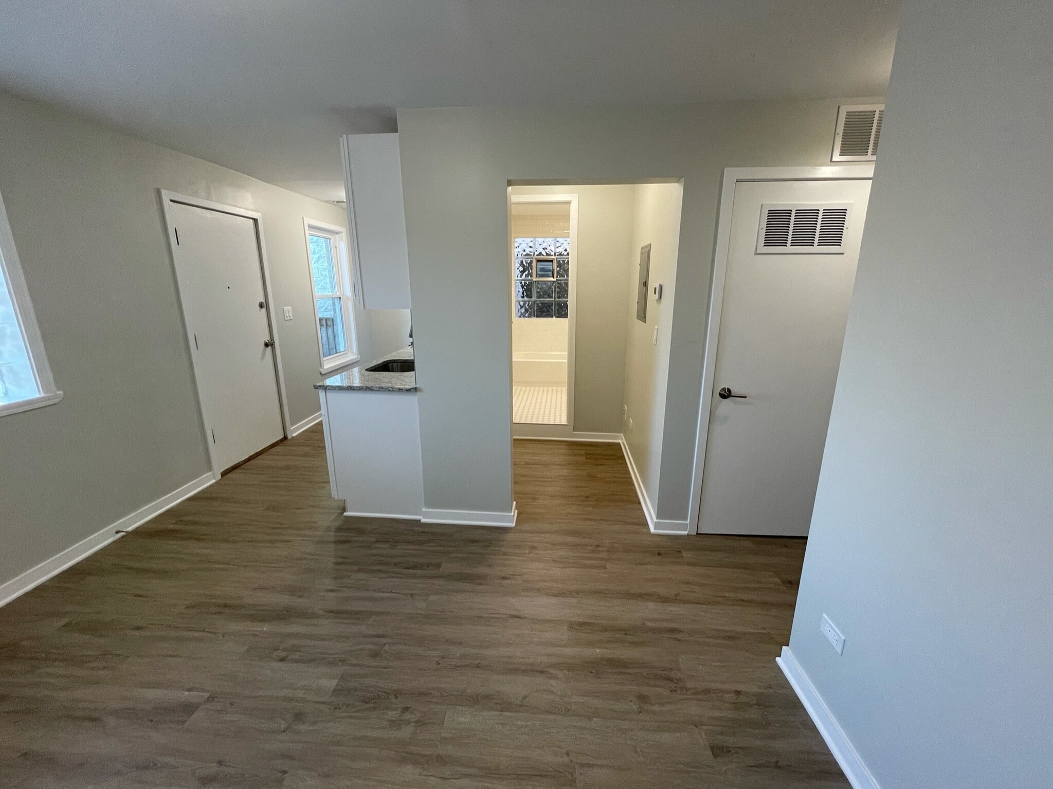 Building Photo - 2677 N Lincoln Ave