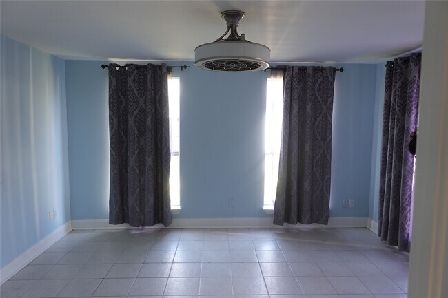 Building Photo - 1102 Winnie St