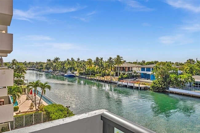 Building Photo - 9800 W Bay Harbor Dr