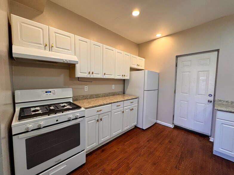 Building Photo - 2833 W 66th St