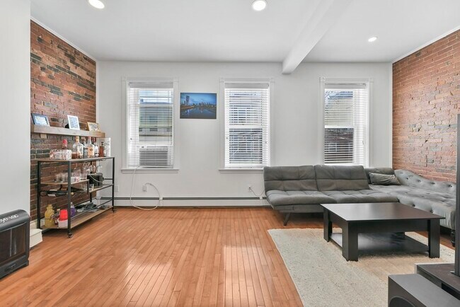 Building Photo - 168 F St